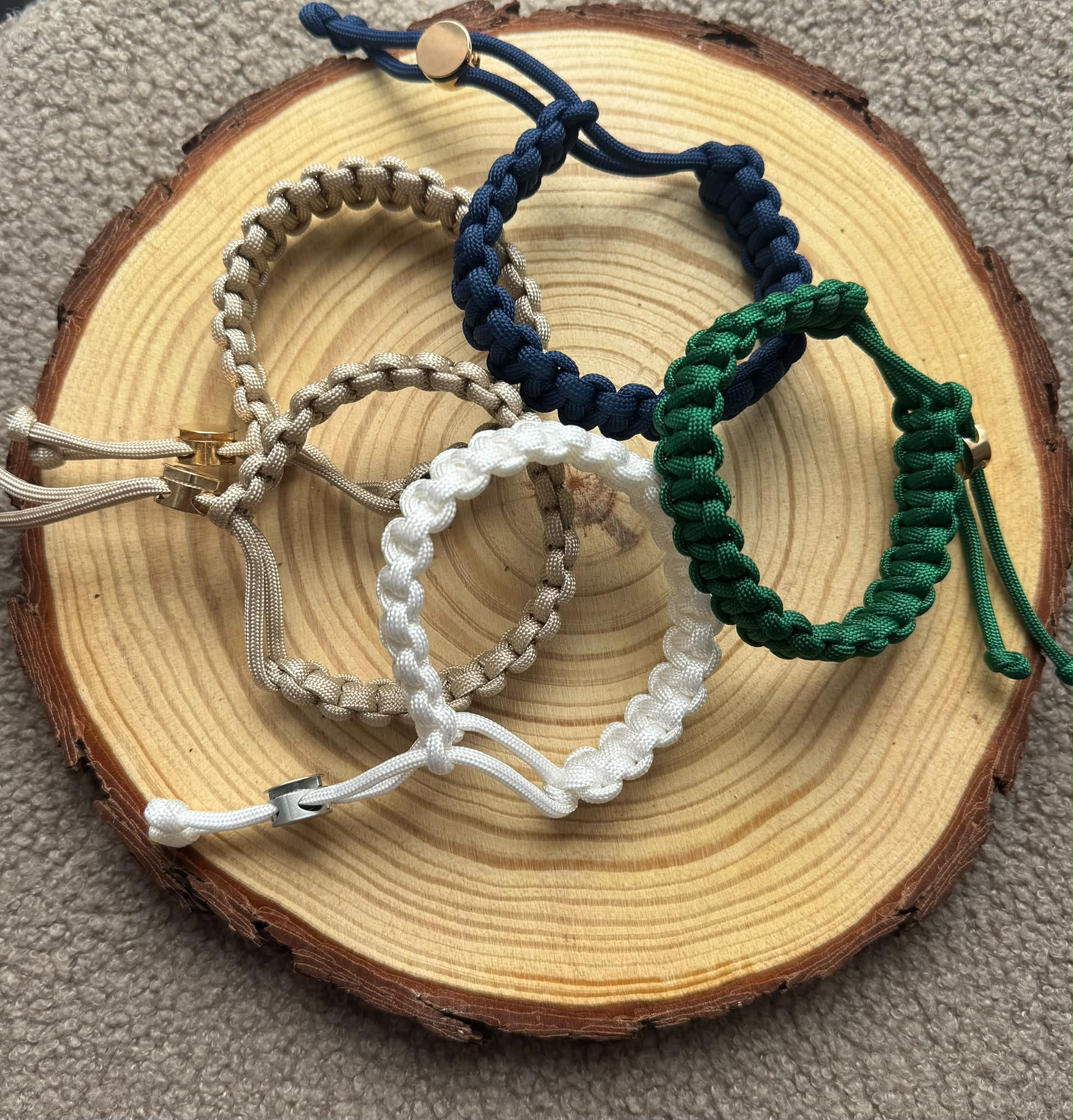 Bracelets en paracorde, coloris bleu foncé, vert foncé et beige