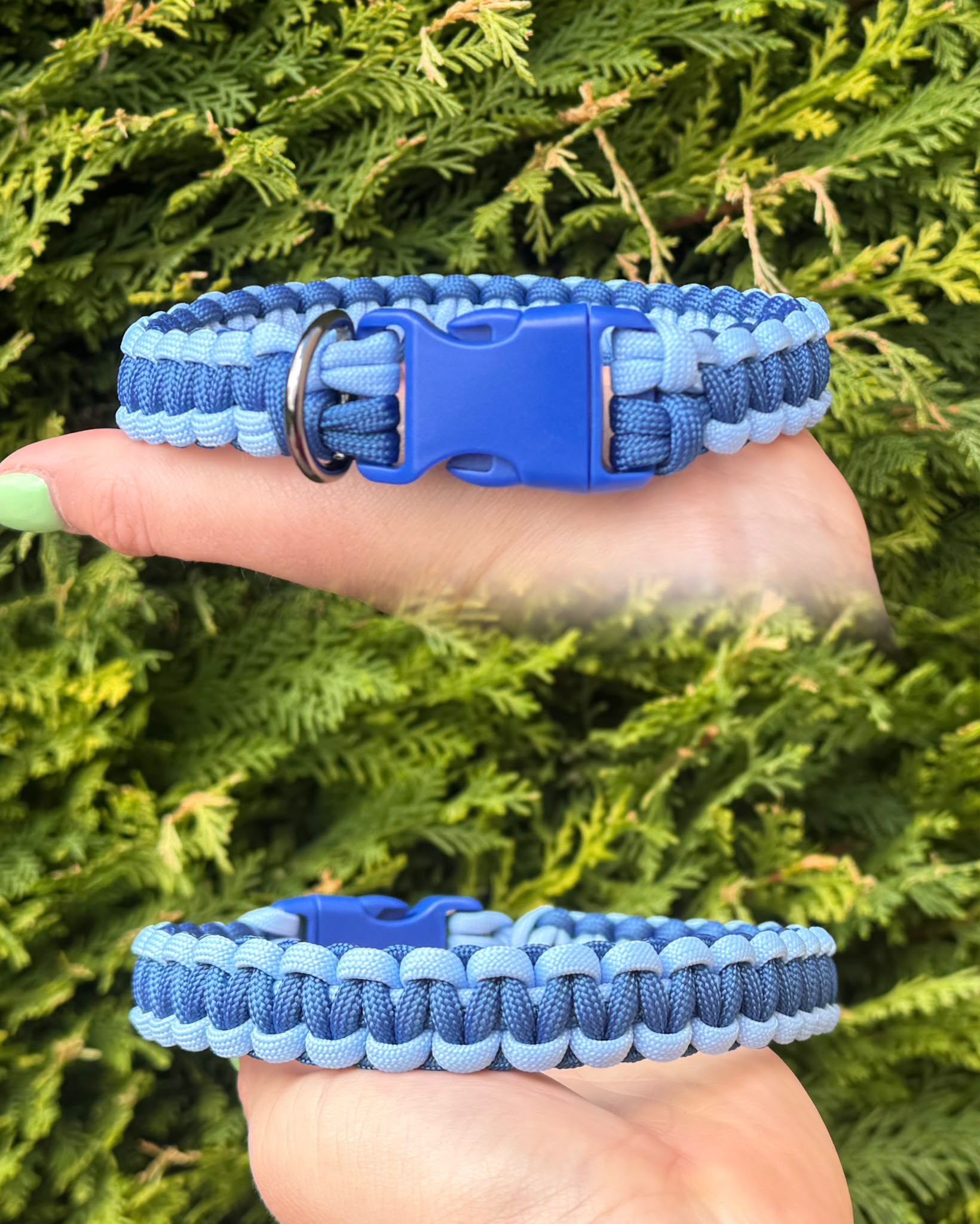 Collier en paracorde bleu clair et bleu foncé, deux vues