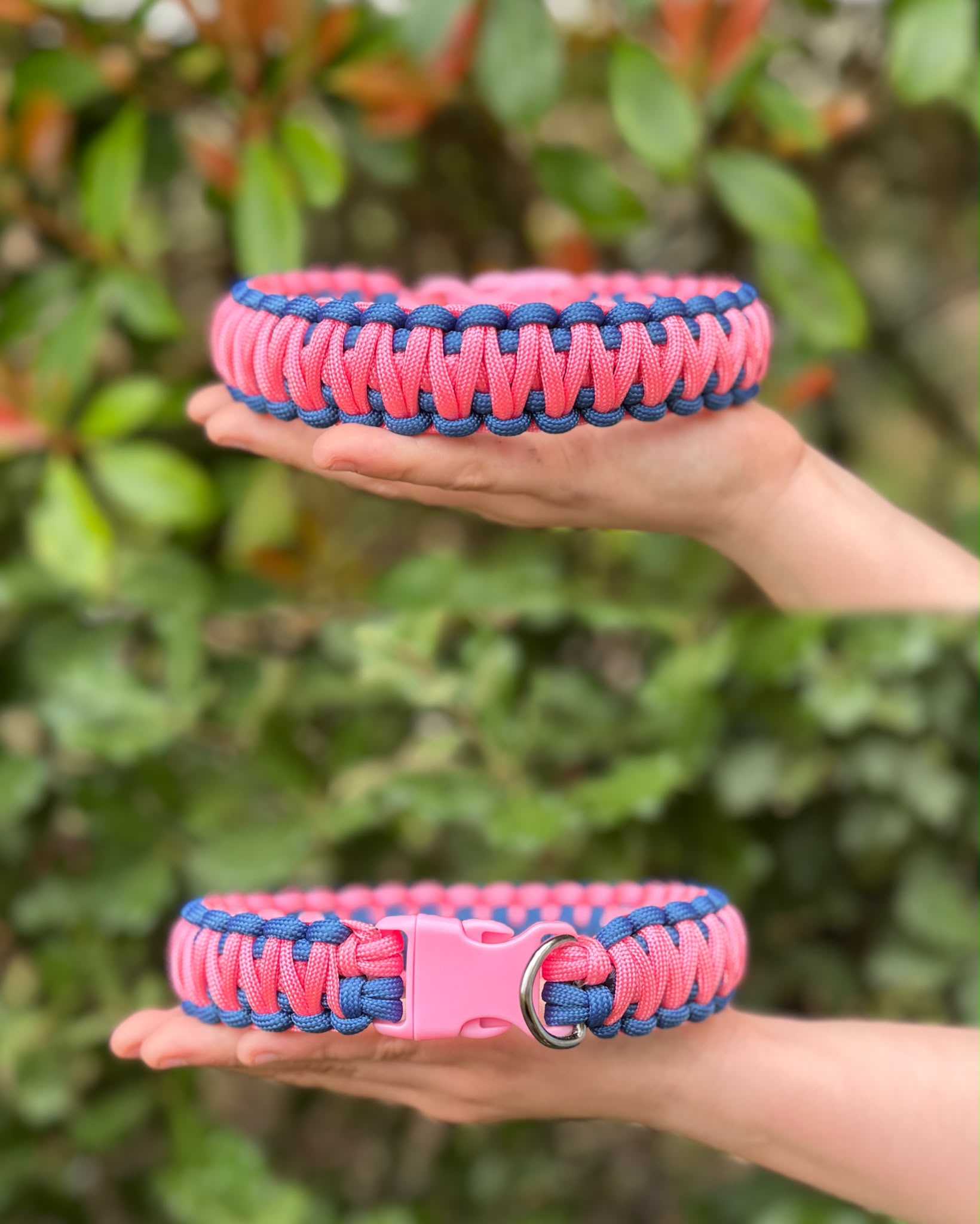 Collier en paracorde bleu foncé et rose, deux vues