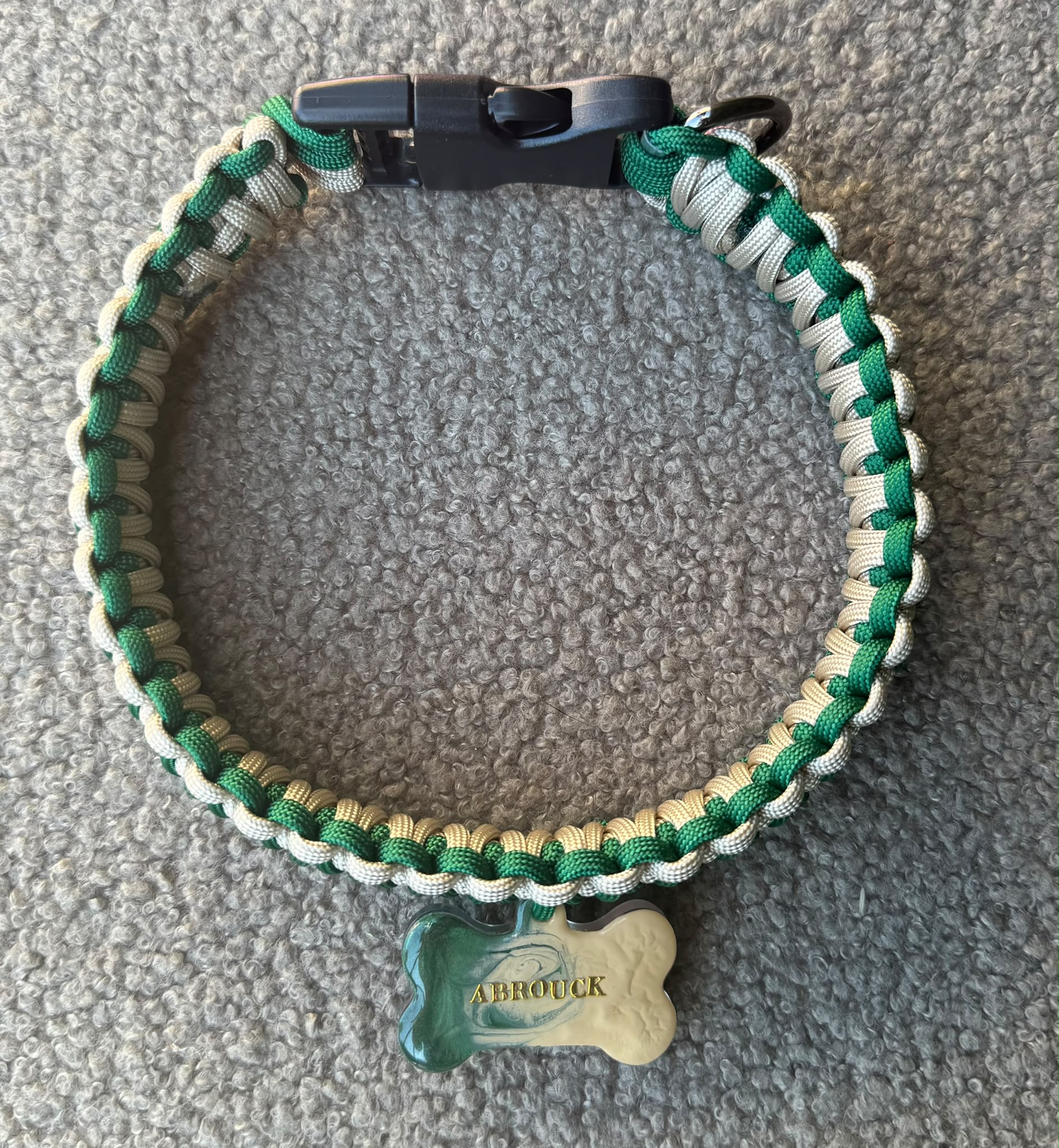 Collier en paracorde vert et beige, vu de dessus